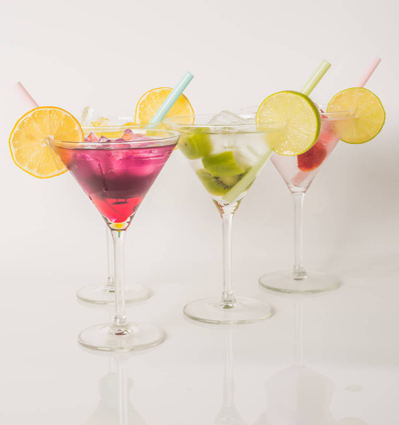 Πολύχρωμο σύνολο ποτά, ποτό χρώμα διακοσμημένο με λάιμ, χρώμα  - Φωτογραφία, εικόνα