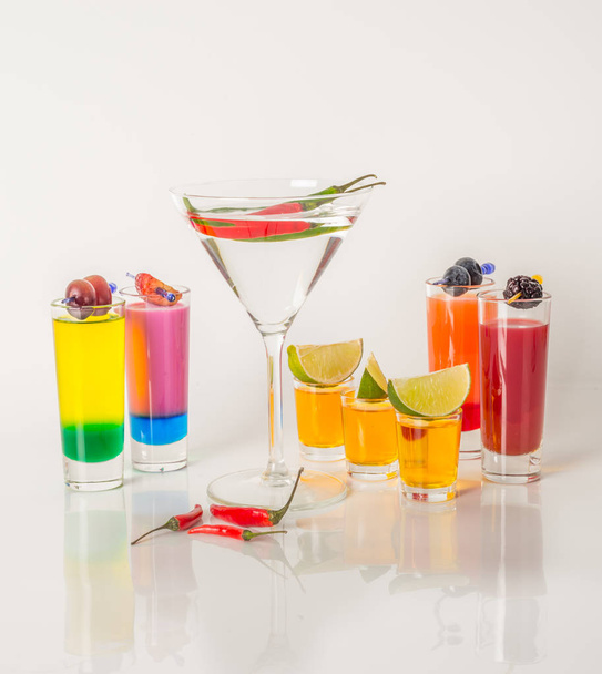Ensemble coloré de boissons, boisson de couleur décorée avec des limes, couleur
  - Photo, image