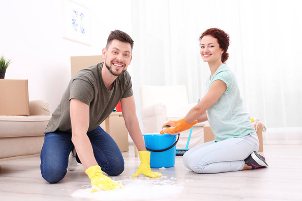 giovane coppia pulizia casa
  - Foto, immagini