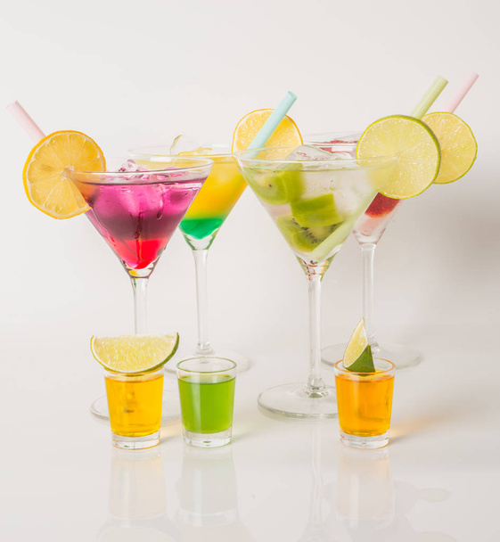 Πολύχρωμο σύνολο ποτά, ποτό χρώμα διακοσμημένο με λάιμ, χρώμα  - Φωτογραφία, εικόνα