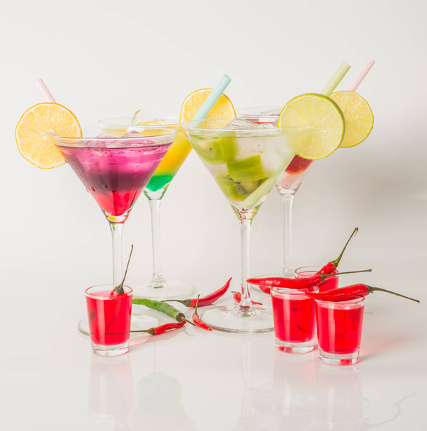 Värikäs joukko juomia, värillinen juoma koristeltu hedelmillä ja pippurilla
 - Valokuva, kuva