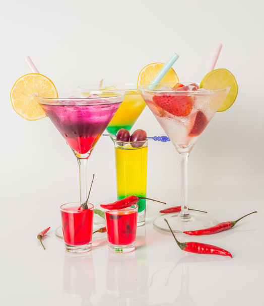 Värikäs joukko juomia, värillinen juoma koristeltu hedelmillä, väri
  - Valokuva, kuva