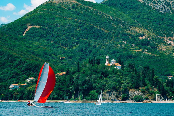 Парусная регата в Черногории. Регата на яхтах в заливе Бока
 - Фото, изображение
