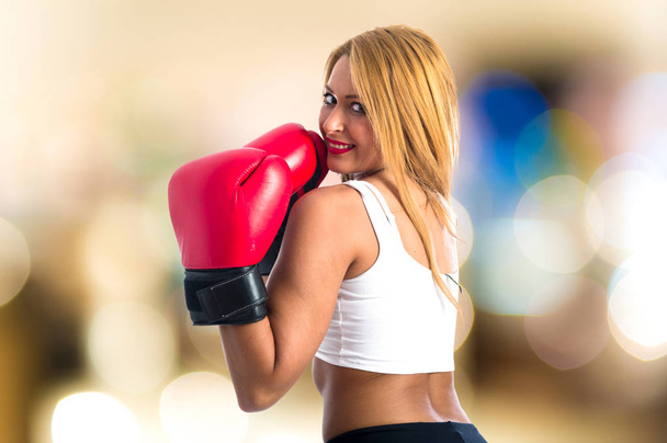 Mujer con guantes de boxeo
  - Foto, imagen