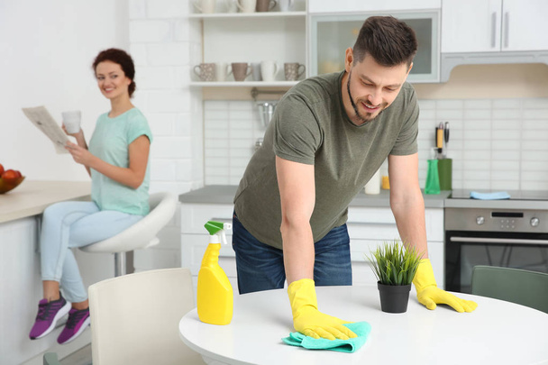 man cleaning kitchen - Φωτογραφία, εικόνα
