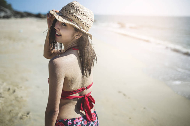 щаслива жінка стоїть на пляжі
 - Фото, зображення