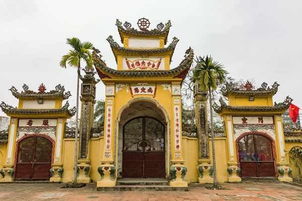 Templo budista en el corazón de Hai Phong, ciudad central de Hai Phong. Templo budista sin nombre en el corazón de Hai Phong, edificio antiguo con hermosas decoraciones
. - Foto, Imagen