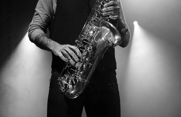 Saksofonia soittava mies - Valokuva, kuva