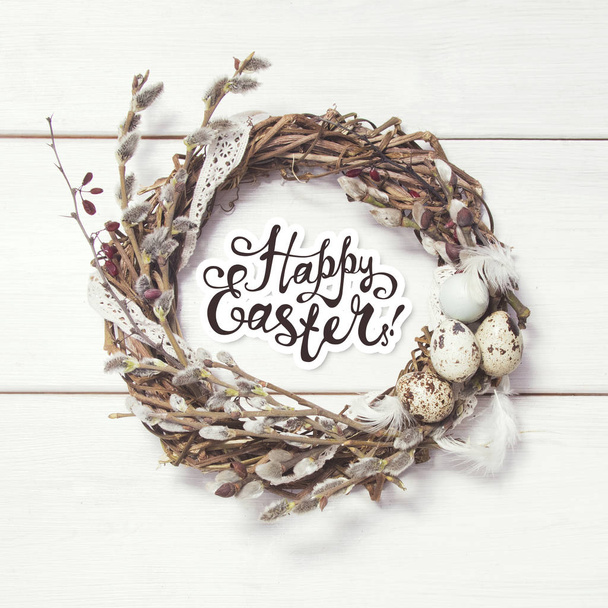 Happy Easter karty. Wieniec z wierzby i jaja - Zdjęcie, obraz