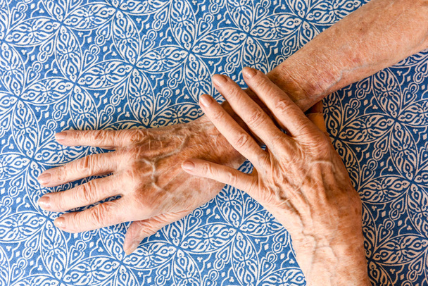 Πέρασε τα χέρια της μια ηλικιωμένη γυναίκα - Φωτογραφία, εικόνα