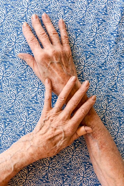 Gekruiste handen van een oude vrouw - Foto, afbeelding