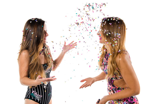 Щасливі молоді дівчата з конфетті на вечірці
 - Фото, зображення