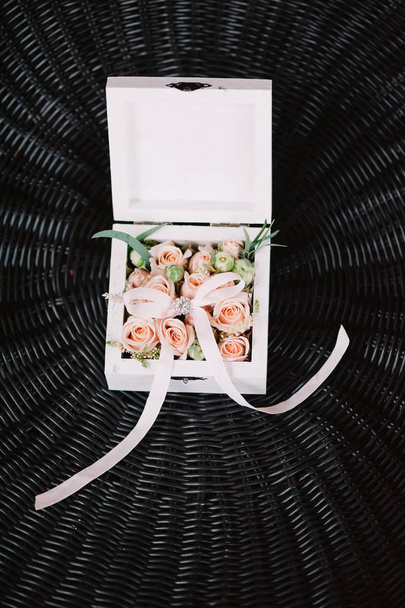 Décoration floristique de boîte de mariage dans le style rose tendre et clair
 - Photo, image