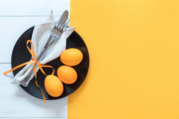 ρύθμιση πίνακα Πάσχας με αυγά και μαχαιροπήρουνα - Φωτογραφία, εικόνα