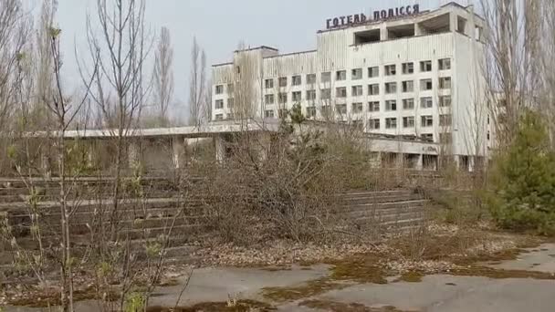 Zona de exclusión. La ciudad de Pripyat después del accidente en la central nuclear de Chernobyl. Hotel en la plaza central. abril 6, 2017
 - Imágenes, Vídeo