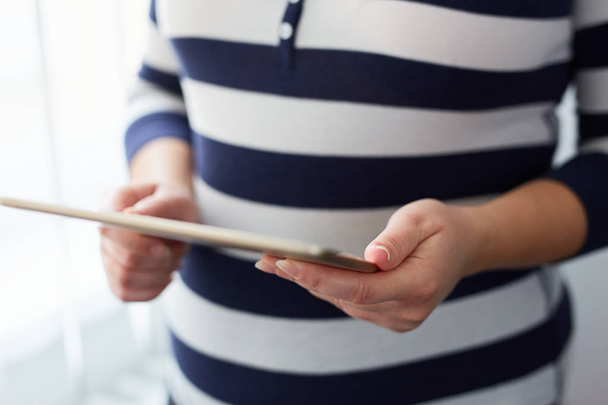 Close up of pregnant woman with tablet computer - Fotografie, Obrázek