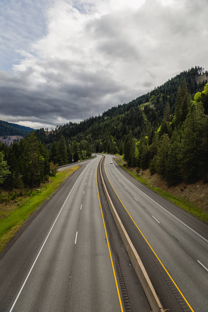 Interstate Highway via Forrest - Foto, afbeelding
