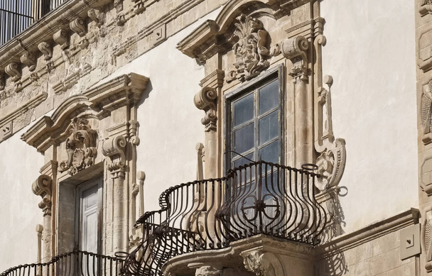Italia, Sicilia, Scicli (provincia de Ragusa), la fachada barroca del Palacio Beneventano con balcones estatuas ornamentales (siglo XVIII a.C.
.) - Foto, Imagen