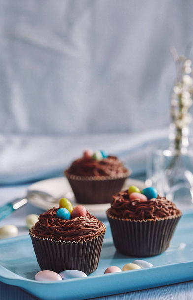 スキットルズと飾られるチョコレートのカップケーキ - 写真・画像