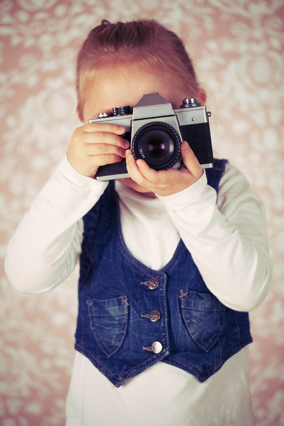 młoda dziewczyna z aparatem analogowym - Zdjęcie, obraz