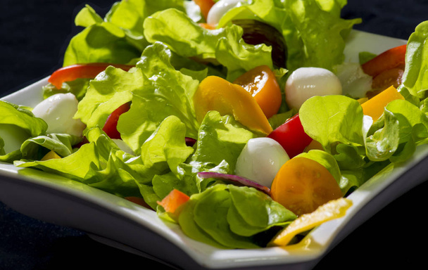 salade de légumes frais isolée sur fond noir
 - Photo, image