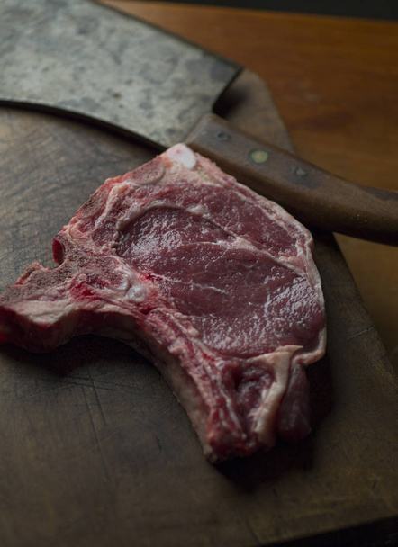 T-Bone sült marha steak egy vintage fejsze a vágás vaddisznó - Fotó, kép