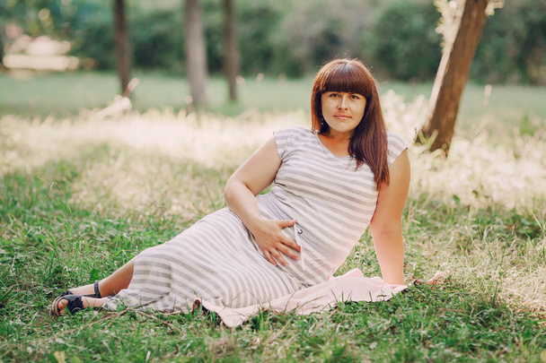 Beautiful pregnant mom - Foto, imagen