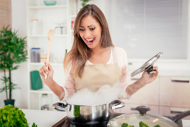 Chica cocina comida saludable
 - Foto, Imagen