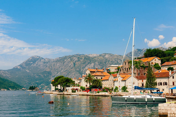 Ιστιοφόρο με την αρχαία πόλη της Perast, στον κόλπο του Κότορ, Monteneg - Φωτογραφία, εικόνα