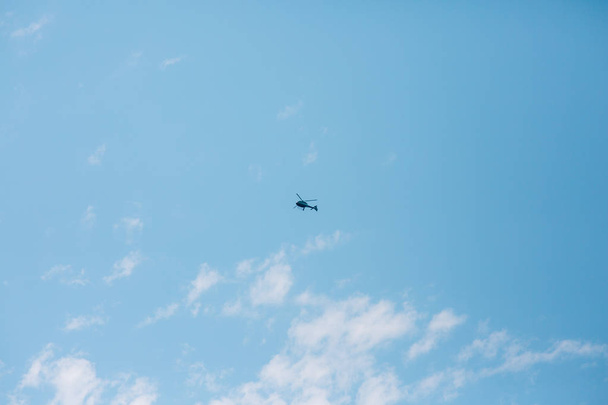 Helicóptero turístico en el cielo
 - Foto, imagen