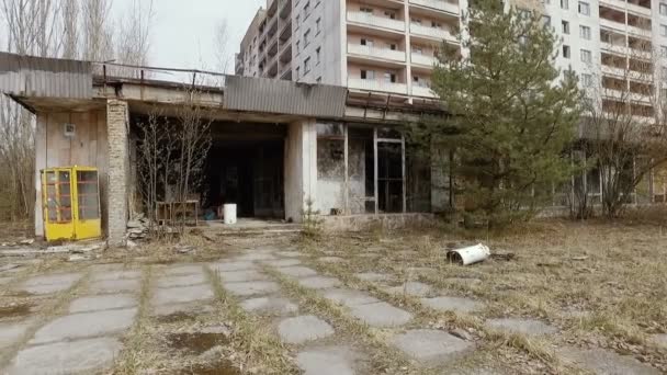 Sperrzone. Verlassene Wohnhäuser in der Stadt Pripjat nach dem Unfall im Atomkraftwerk Tschernobyl. 6. April 2017 - Filmmaterial, Video