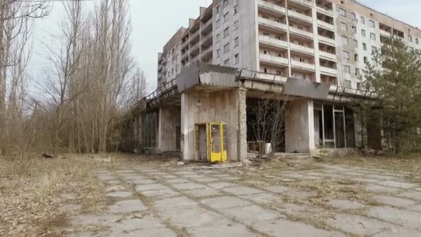 Ζώνη αποκλεισμού. Εγκαταλελειμμένα σπίτια διαμέρισμα στην πόλη της Pripyat μετά το ατύχημα στο πυρηνικό εργοστάσιο του Τσερνομπίλ. 6 Απριλίου 2017 - Πλάνα, βίντεο