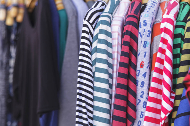 Ρούχα σε κρεμάστρα στο κατάστημα - Φωτογραφία, εικόνα