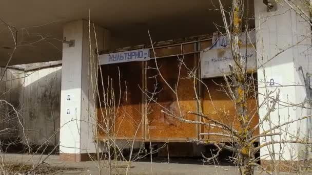 Vyloučení zóna. Rezavý reklamní stojan poblíž hotel na centrálním náměstí města Pripjať na 6 dubna 2017 - Záběry, video