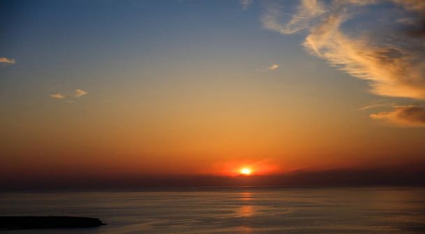 Beautiful sunset over sea water - Foto, immagini