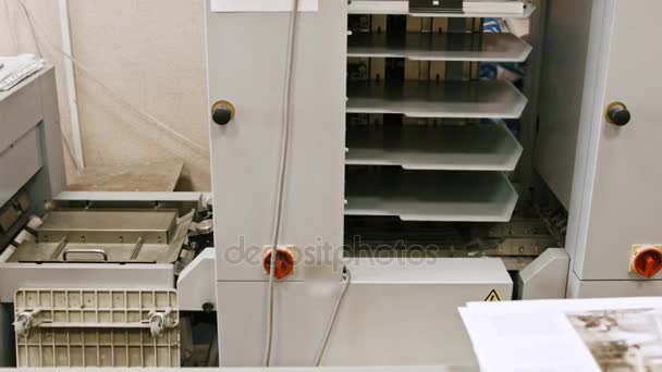 Βιομηχανικός εξοπλισμός - Διπλωτική μηχανή εκτύπωσης πολύγραφων βιομηχανίας, ρυθμιστικό πυροβόλησε - Πλάνα, βίντεο