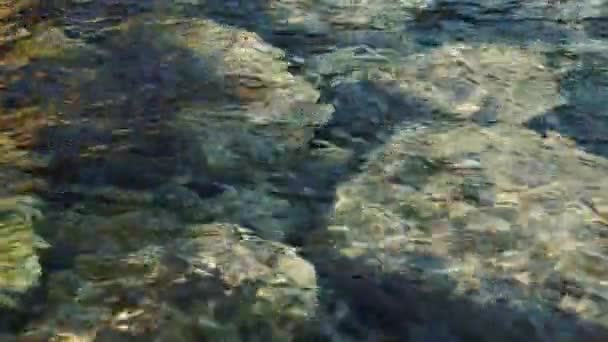 Piękne morze przejrzyste wody przy brzegu w Wyspa Elba w Włochy, 4k - Materiał filmowy, wideo