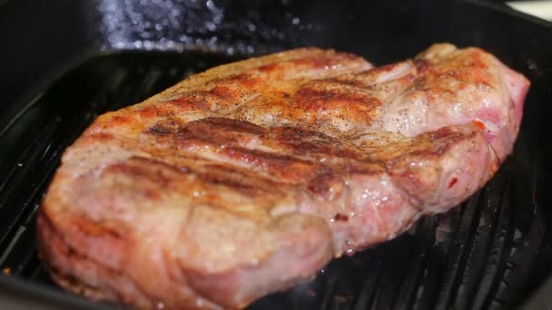 Grand morceau de viande de bœuf frais préparé sur une poêle à griller. - Séquence, vidéo