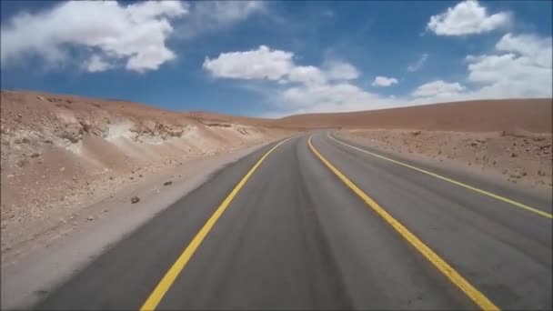 Krajina a silnice v poušti Atacama v Chile - Záběry, video