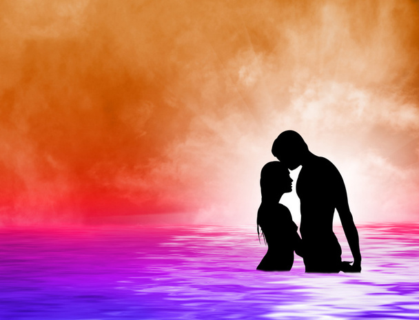 Закат влюбленной пары в море
 - Фото, изображение