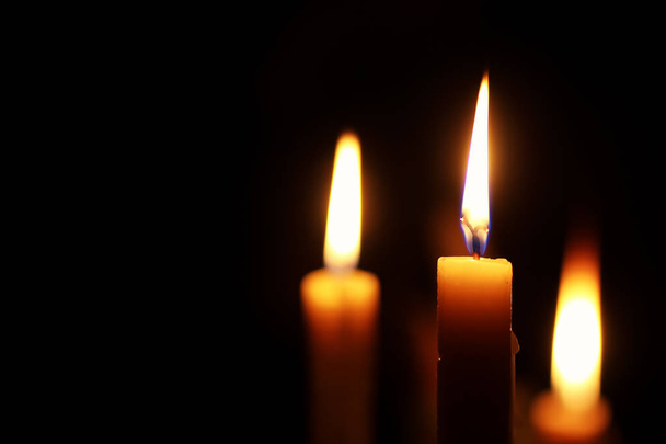 φλόγα κεριού που απομονώνονται σε μαύρο - Φωτογραφία, εικόνα