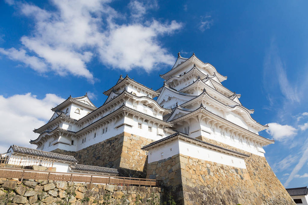 Замок Химэдзи на фоне голубого неба
 - Фото, изображение