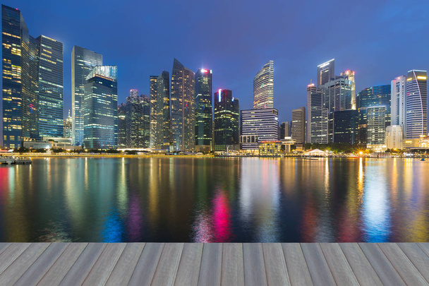Singapour centre d'affaires avec ciel clair crépusculaire bleu
  - Photo, image