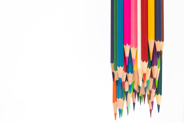Кілька кольорових дерев'яних олівців на білому
  - Фото, зображення