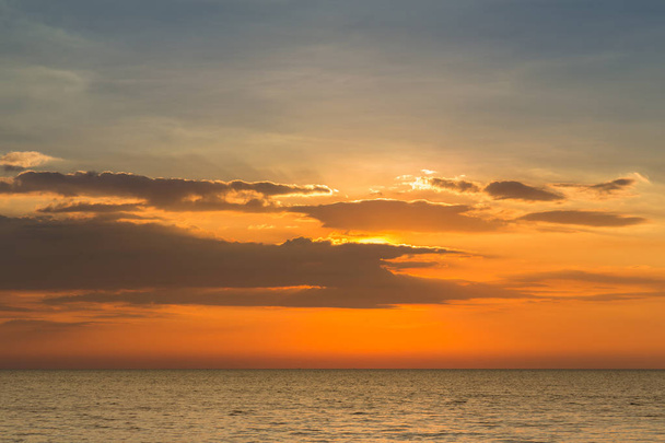 海岸の日没のスカイライン - 写真・画像