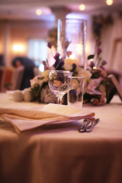 Verres à vin sur la table servis dans le restaurant
 - Photo, image