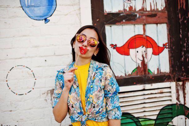 Beautiful fun teenage girl with sunglasses and lips on stick wea - Foto, Imagem