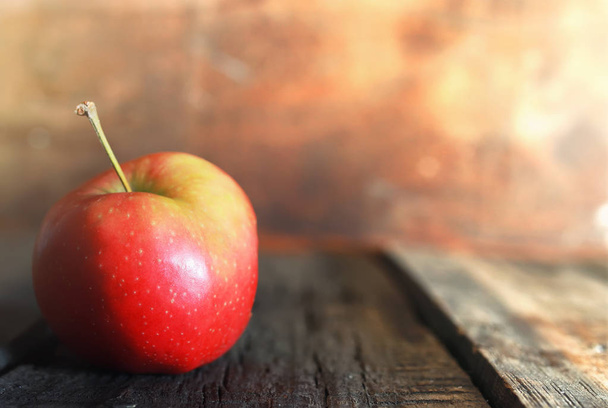 rot gebissener Apfel - Foto, Bild