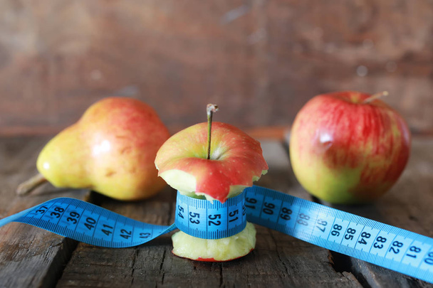 misurazione mela rossa morsa
 - Foto, immagini