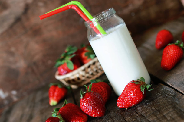 клубника и молоко в стакане
 - Фото, изображение